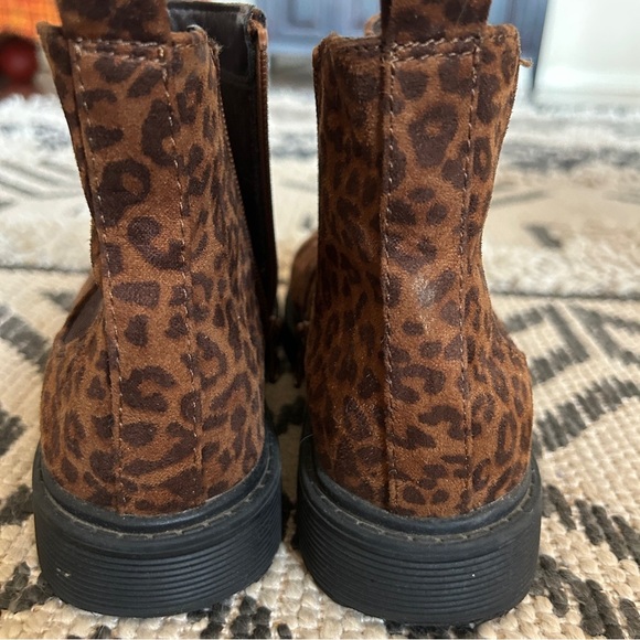 Like new, barely worn Cat & Jack size 5 big kid/youth cheetah side zip boots - Picture 7 of 10